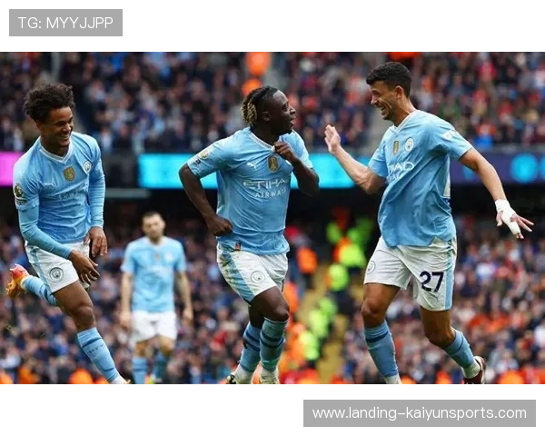 曼城靠边路压制，多库传中被哈兰德摆脱防守补射入网