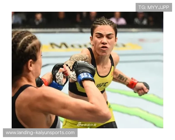 UFC 轻量级对决双方互换重拳场面震撼